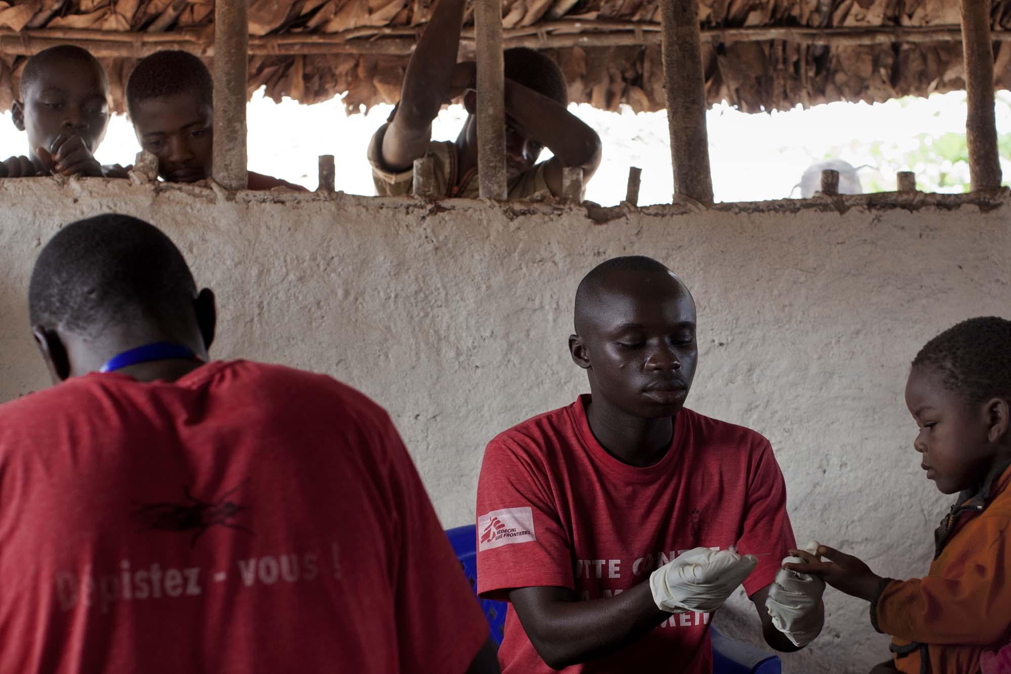 Le personnel d'une clinique mobile de Médecins Sans Frontières (MSF) effectue des analyses sanguines pour diagnostiquer la maladie du sommeil dans le village d'Emmaüs, dans le nord-est de la RDC.